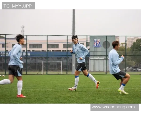 足球球星受伤后紧急包扎处理 伤情暂时稳定奋力拼搏赛场